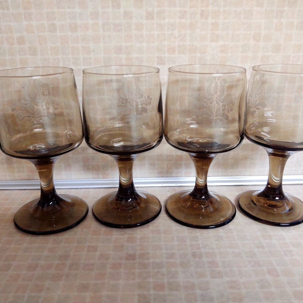 VINTAGE Pfaltzgraff Stem Wine Glasses Etched VILLAGE Tawny Brown 4 Piece Set.